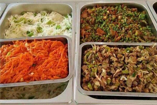 工廠(chǎng)食堂承包員工伙食一頓只要5元,免費(fèi)牛奶加水果