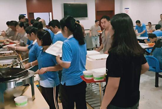 食堂承包公司不榨取員工伙食費靠什么賺錢？